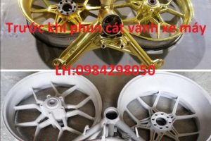 Phun cát làm sạch vành xe máy